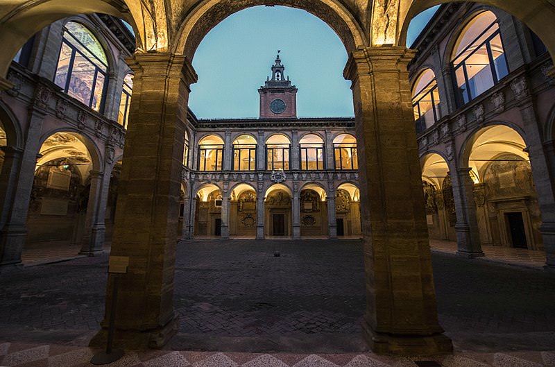 archiginnasio ora blu bologna